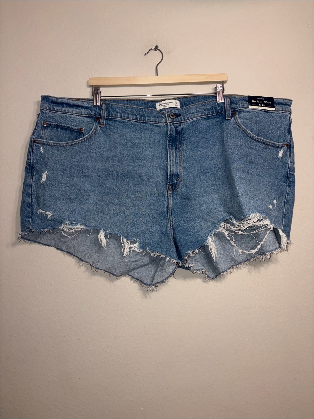 NWT Abercrombie The Mom Short High-Rise Distressed Denim Shorts Size